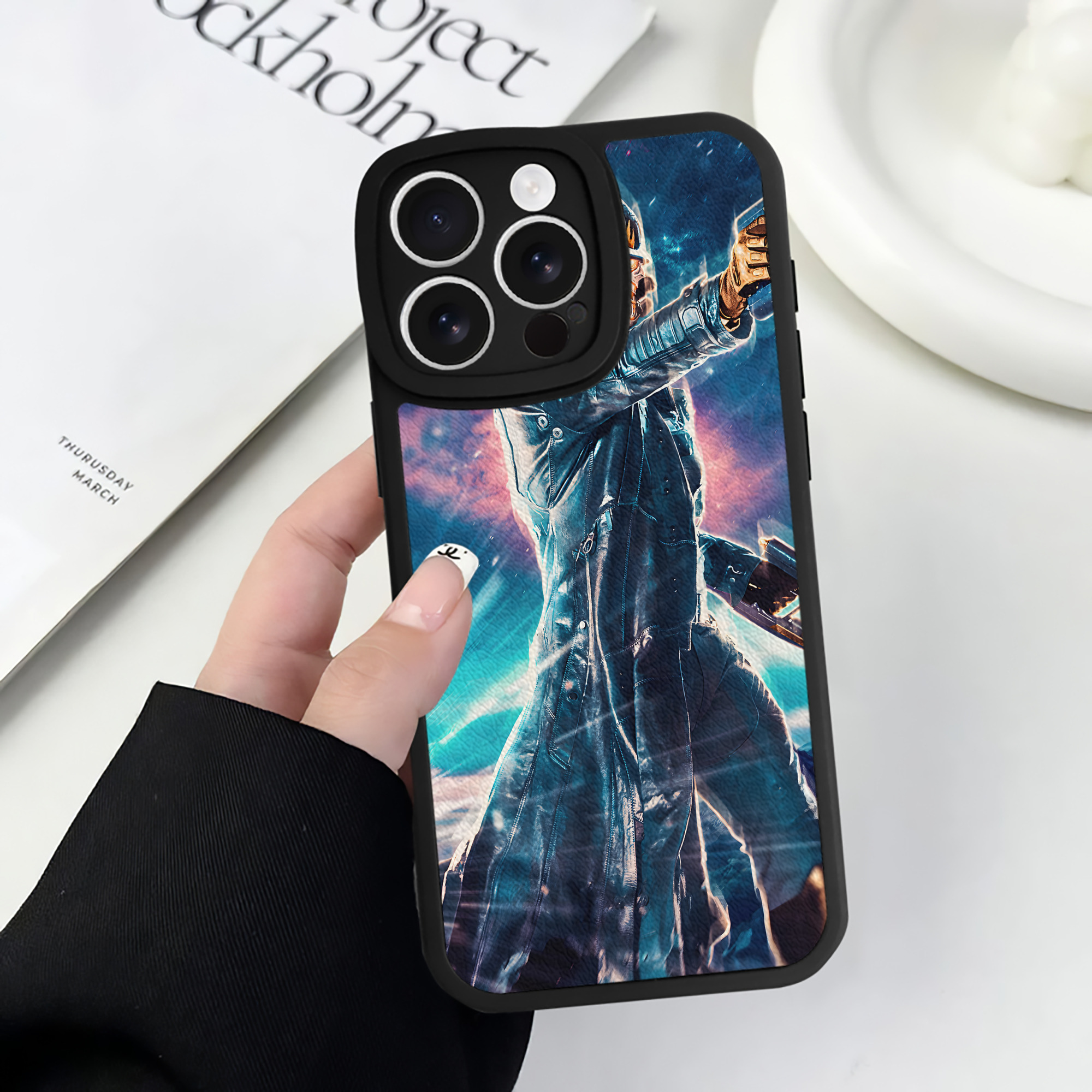 （画像用） アベンジャーズ The Avengers 【iPhone 16シリーズ対応】シリコンスマホケース（レザー調） 材質：シリコン